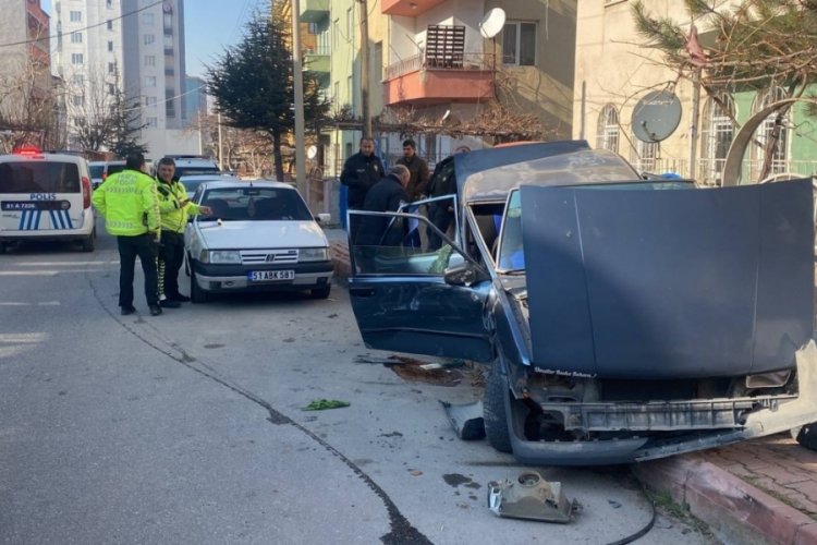 Niğde'de polisin 'dur' ihtarına uymayıp ka&ccedil;an ehliyetsiz s&uuml;r&uuml;c&uuml; kaza yaptı