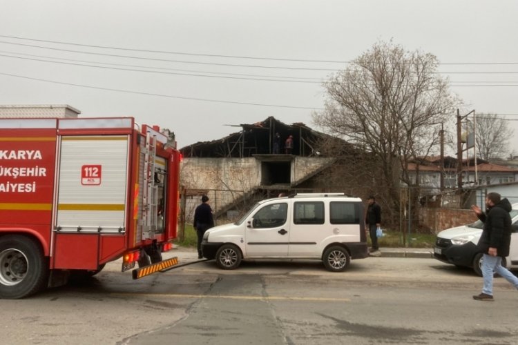 Sakarya'da metruk binada korkutan yangın