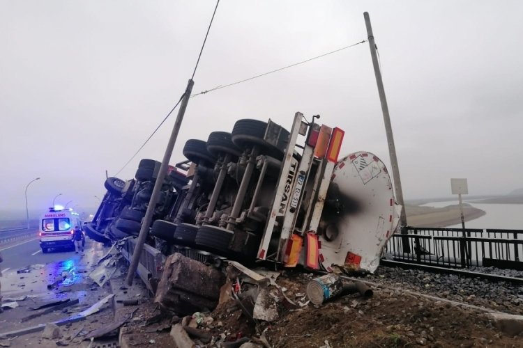 Elazığ'da asfalt y&uuml;kl&uuml; tır devrildi