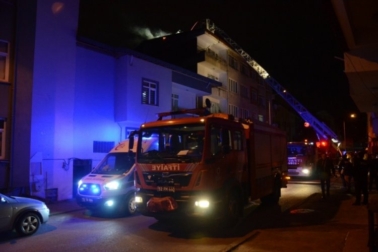 Ordu'da 5 katlı binanın &ccedil;atı katında yangın