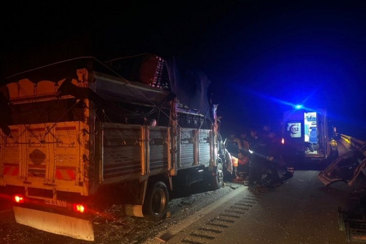 Osmaniye'de kamyonet tıra arkadan &ccedil;arptı!