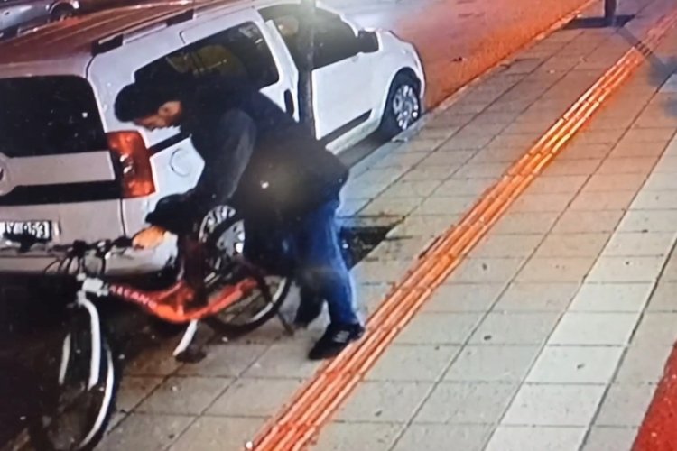 Bursa'da hırsız saniyeler i&ccedil;inde bisikleti &ccedil;aldı