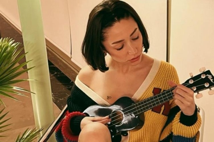 Zeynep Bastık, i&ccedil; &ccedil;amaşırlı yatak pozunu paylaştı