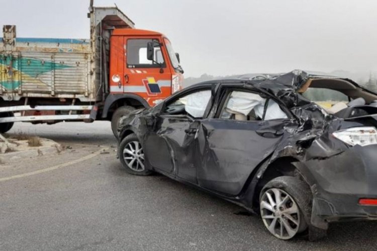 Belediye başkanının da bulunduğu makam aracıyla kamyonet &ccedil;arpıştı!