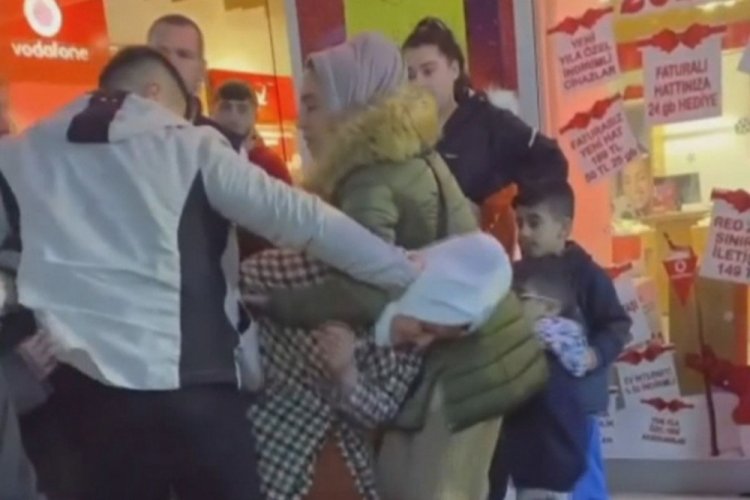 İstanbul'da kocasını başka kadınla el ele g&ouml;rd&uuml;: Kavga &ccedil;ıktı