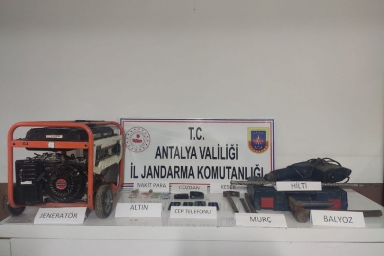 Ka&ccedil;ak kazıya jandarmadan eş zamanlı operasyon!