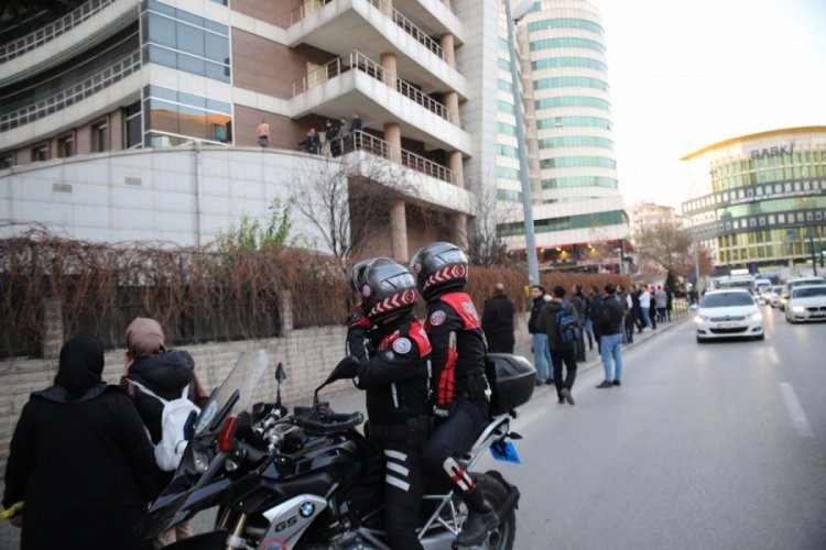 Gaziantep'te binanın &ccedil;atısına &ccedil;ıkan kişi uzun uğraşlar sonucu ikna edildi