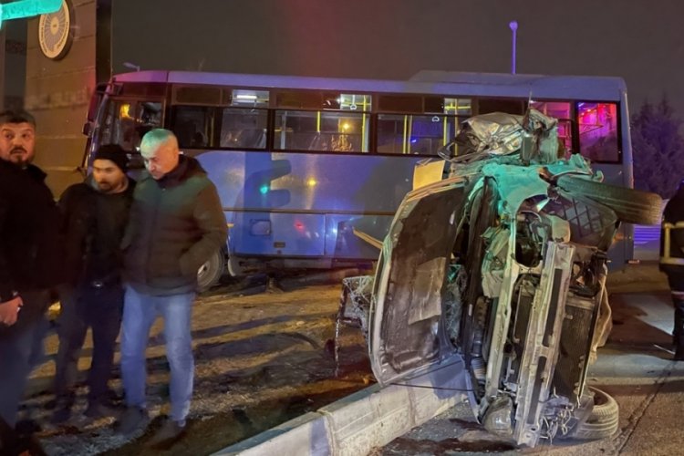 Niğde'de &ouml;zel halk otob&uuml;s&uuml; ile otomobil &ccedil;arpıştı: 16 yaralı