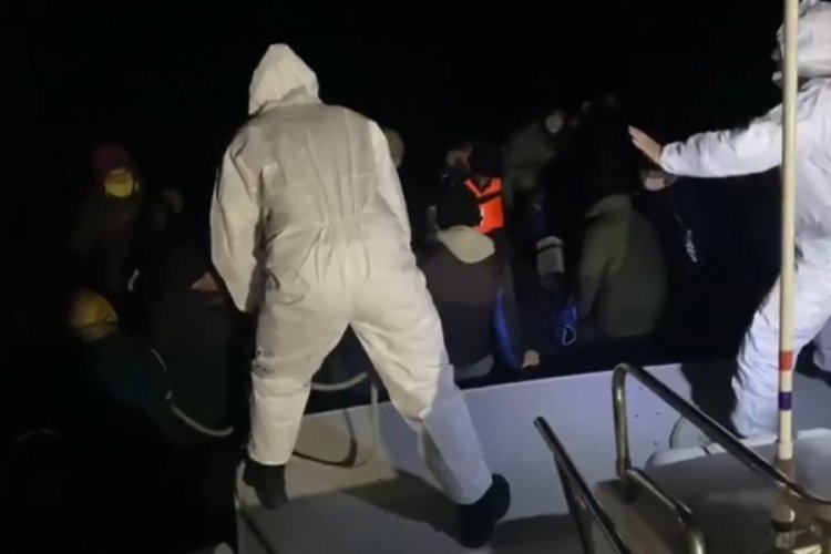 &Ccedil;anakkale Ayvacık'ta &ouml;l&uuml;me terk edilen 44 ka&ccedil;ak g&ouml;&ccedil;men kurtarıldı