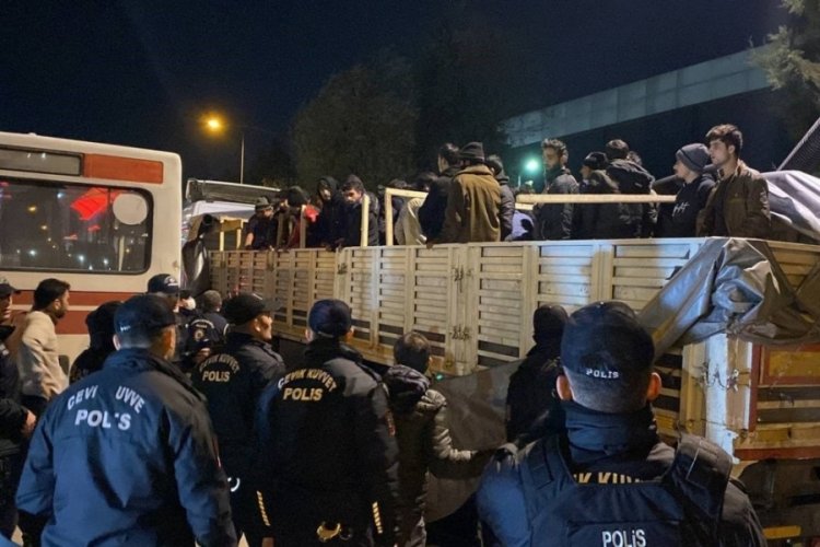 Kocaeli'nde tır dorsesinde 150 g&ouml;&ccedil;men yakalandı
