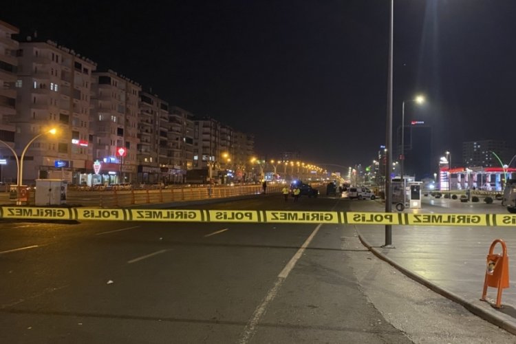 Diyarbakır'da otob&uuml;s durağında ş&uuml;pheli valiz patlatıldı
