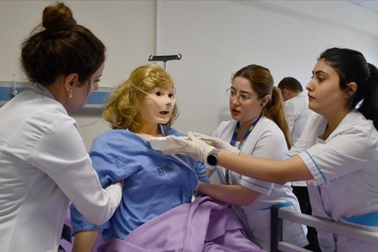 Sivas'ta y&uuml;ksek ger&ccedil;eklikli sim&uuml;lat&ouml;rlerle hemşire adayları eğitiliyor