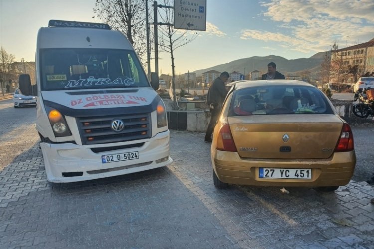 Adıyaman'da minib&uuml;s ile otomobil &ccedil;arpıştı: 3 yaralı