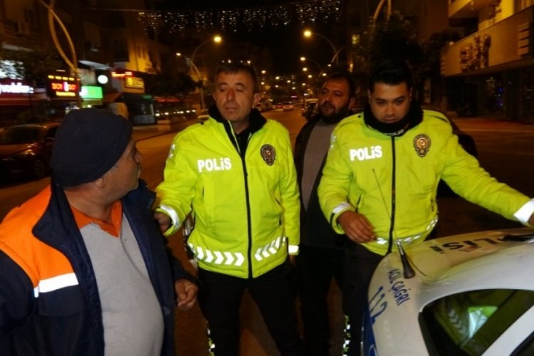 Kendi cezasını unuttu! Diğer s&uuml;r&uuml;c&uuml;n&uuml;n cezasının peşine d&uuml;şt&uuml;