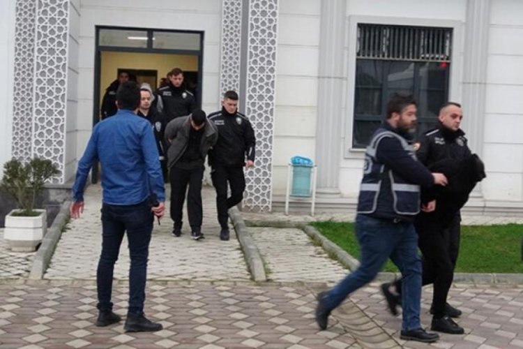 Kocaeli'de bankadan &ccedil;ıkan kişilerin paralarını &ccedil;aldılar