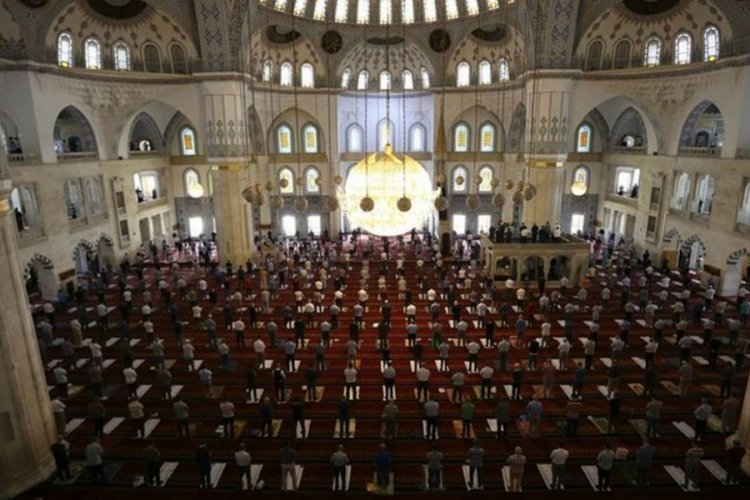 T&uuml;m camilerde kar ve yağmur duası yapıldı
