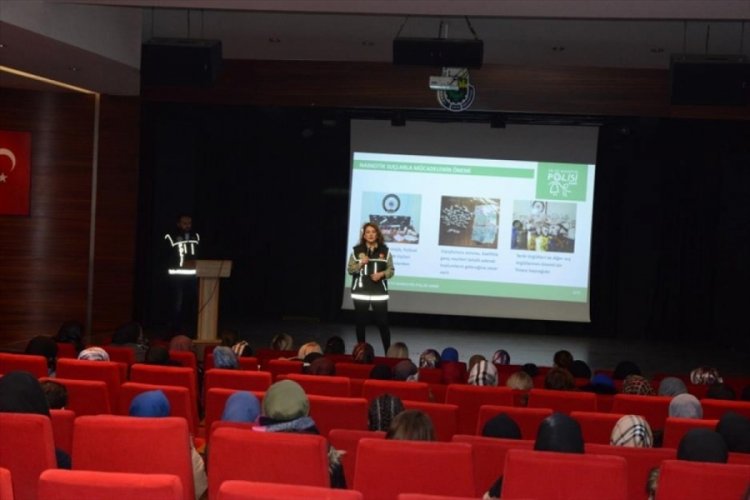 Bursa İneg&ouml;l'de kadın kursiyerlere "En İyi Narkotik Polisi Anne Projesi" anlatıldı