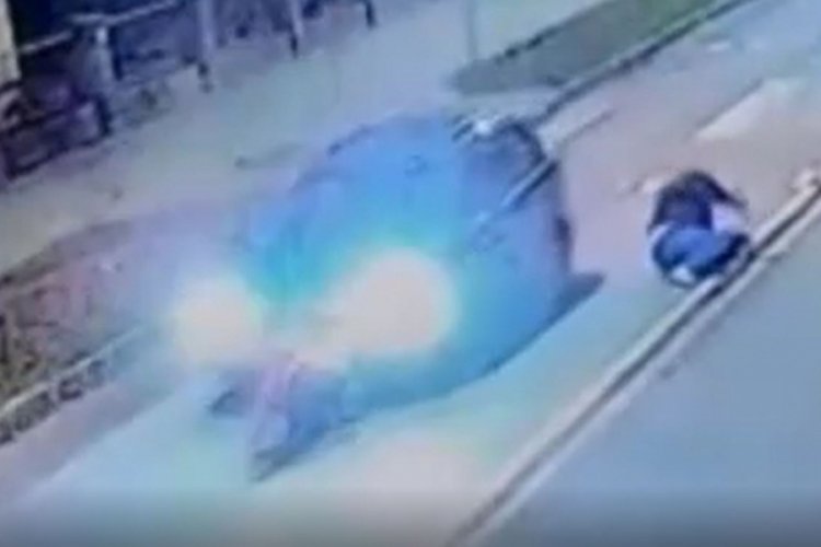 Polonya'da s&uuml;r&uuml;c&uuml; yaya ge&ccedil;idindeki &ccedil;ifte &ccedil;arptı:  K&ouml;peklerini ezdi