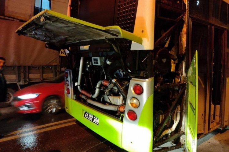 Kocaeli'nde belediye otob&uuml;s&uuml;n&uuml;n motorunda &ccedil;ıkan yangın tedirginlik yarattı