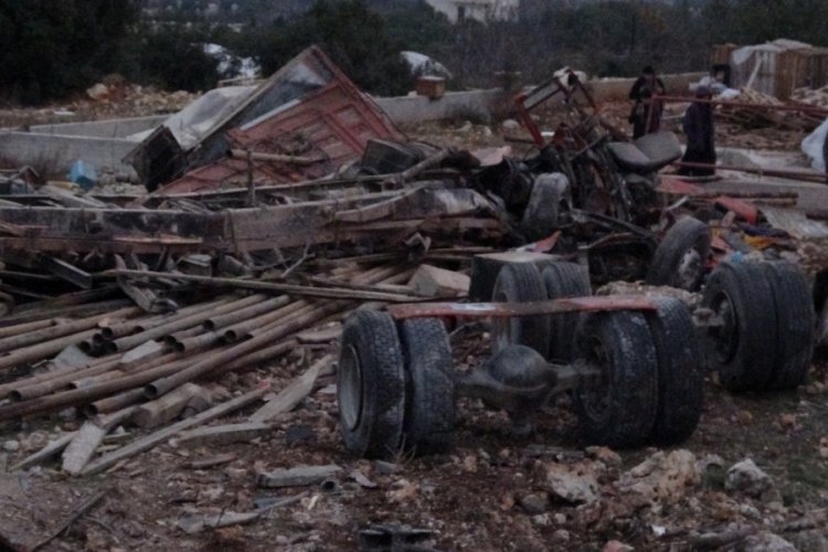 Mersin'de freni patlayan sondaj kamyonu otomobile &ccedil;arptı: 1 &ouml;l&uuml;, 1 ağır yaralı