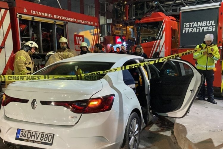 İstanbul Zeytinburnu'nda tramvay ile otomobil &ccedil;arpıştı