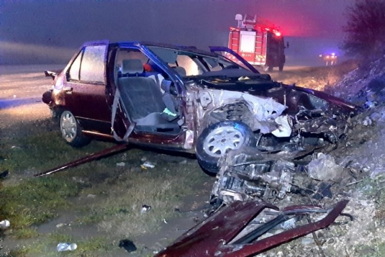 Bolu'da tır ile otomobil kafa kafaya &ccedil;arpıştı: 2 yaralı