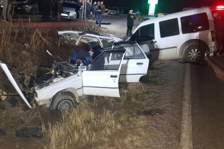 Kahramanmaraş'ta hafif ticari ara&ccedil;la otomobil &ccedil;arpıştı: 5 yaralı