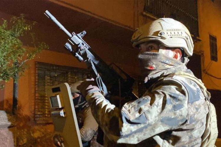 Mersin'de eş zamanlı operasyon: 25 kişiye g&ouml;zaltı kararı