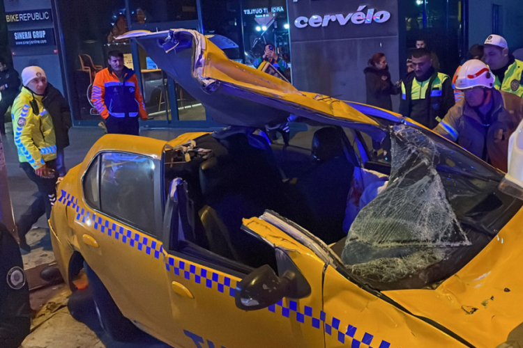 İstanbul'da otomobilin sıkıştırdığı taksi direğe &ccedil;arptı: 4 kişi yaralandı
