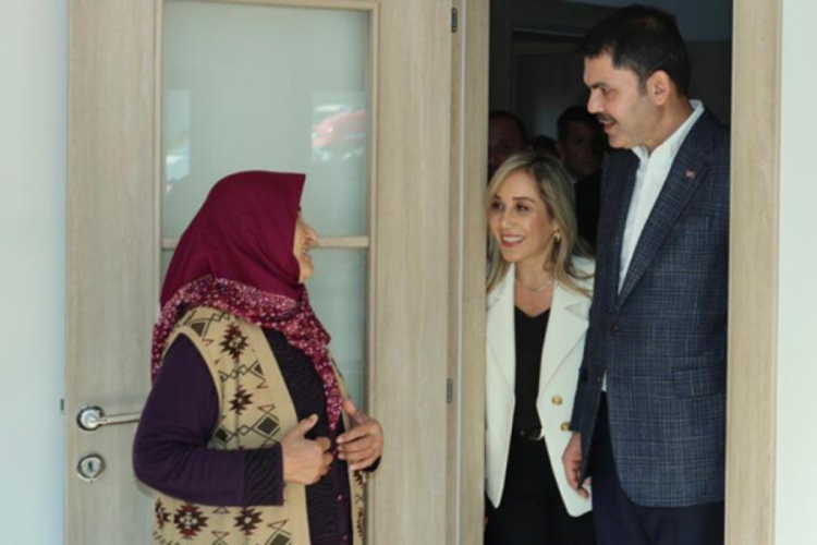 Bakan Kurum, Antalya'da afetzedeleri ziyaret etti