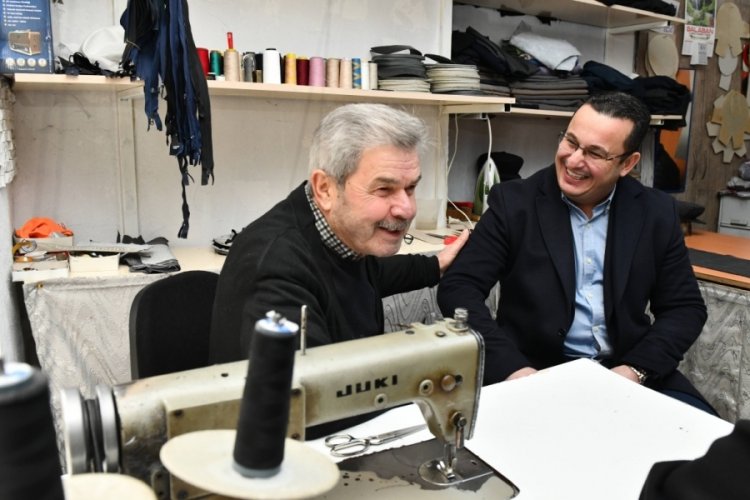 Bursa'da 73 yaşındaki zanaatkar 53 yıldır şapka &uuml;retiyor