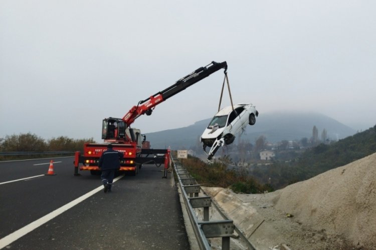 Bursa'da otomobil şarampole u&ccedil;tu! 4 yaralı