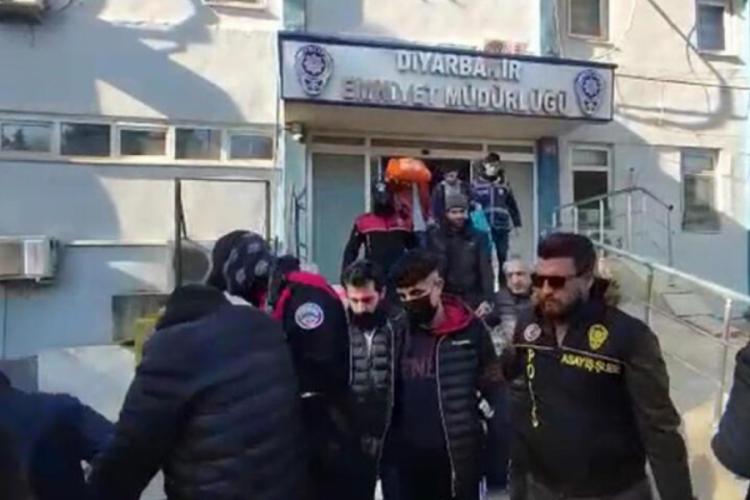Diyarbakır'da 'Almanak' operasyonu: G&ouml;zaltına alınan 24 ş&uuml;pheli tutuklandı