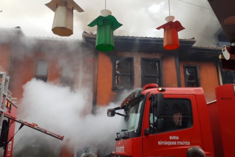 Bursa'da tarihi d&uuml;kkanların bulunduğu işyerinde yangın!