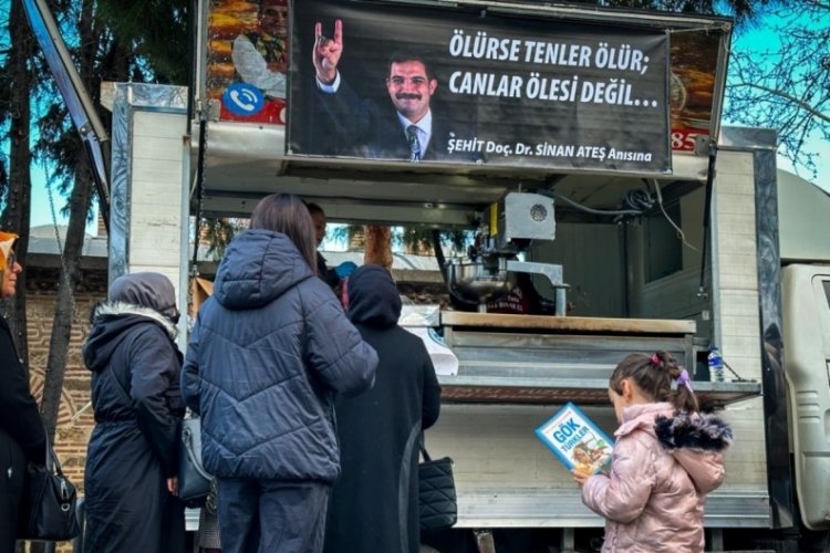 Bursa'da Sinan Ateş i&ccedil;in lokma dağıtıldı