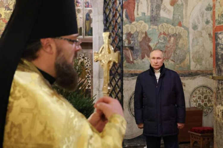 Putin, tek başına Noel ayinine katıldı
