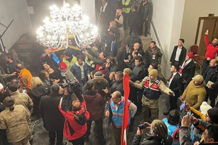 Kars Sarıkamış'ta otelin &ccedil;atısı &ccedil;&ouml;kt&uuml;