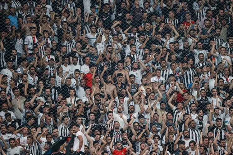 Beşiktaş trib&uuml;nlerinden Ozan Tufan protestosu yapıldı