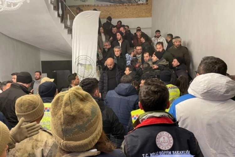 Kars'ta tavanı &ccedil;&ouml;ken salondaydılar! Gloob edit&ouml;rleri o anları anlattı