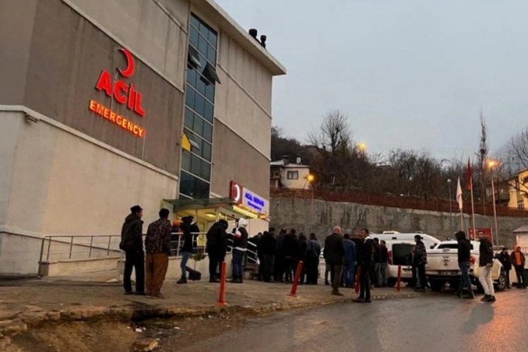 Hakkari'de &ouml;ğrencilerin bulunduğu kamyonet kaza yaptı: Yaralılar var