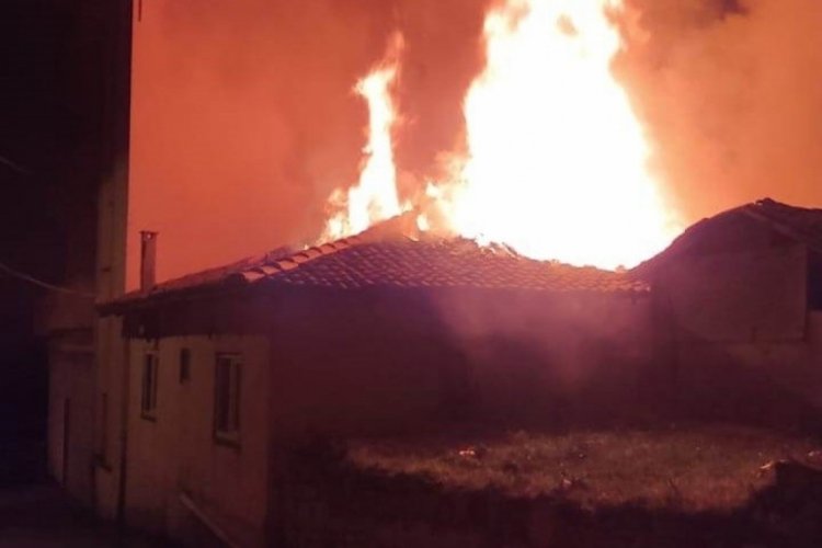 &Ccedil;anakkale Terzialan'da m&uuml;stakil ev alev alev yandı