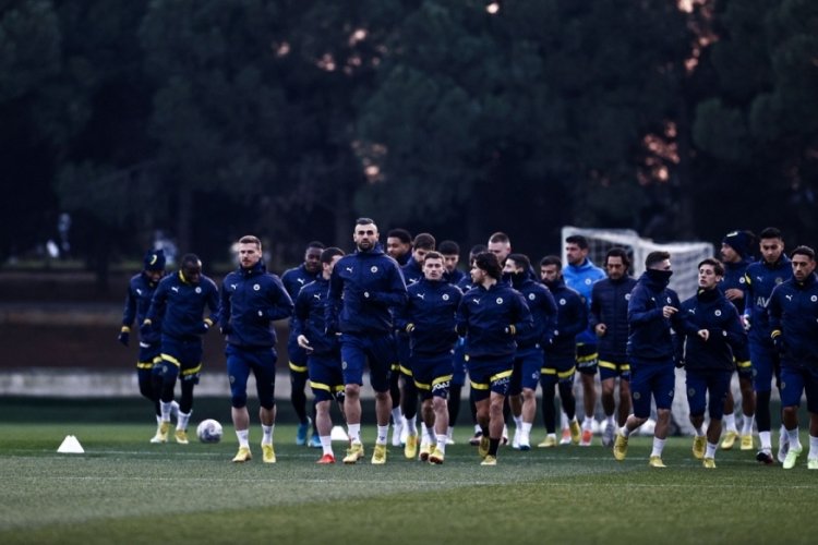 Fenerbah&ccedil;e, derbi i&ccedil;in kampa girdi