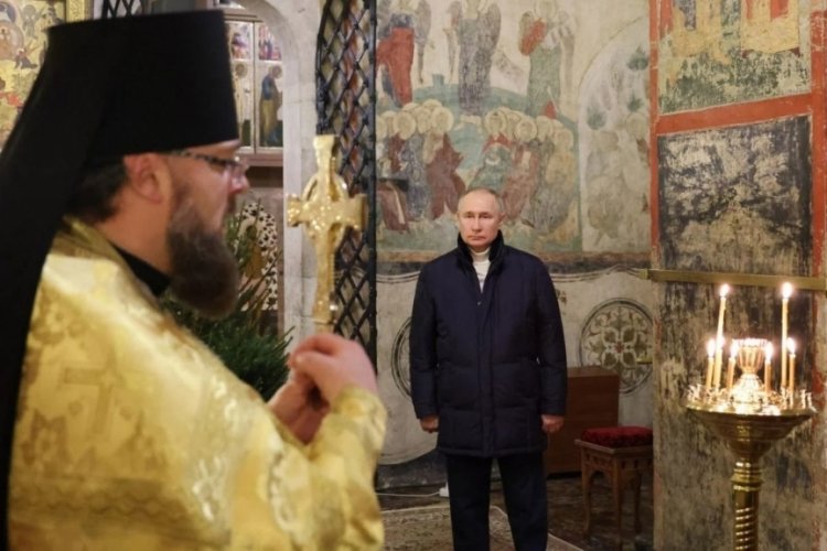 Vladimir Putin tek başına Noel ayinine katıldı