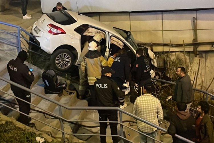 İstanbul'da &ccedil;ocuğun s&uuml;rd&uuml;ğ&uuml; otomobil korkuluklarda asılı kaldı