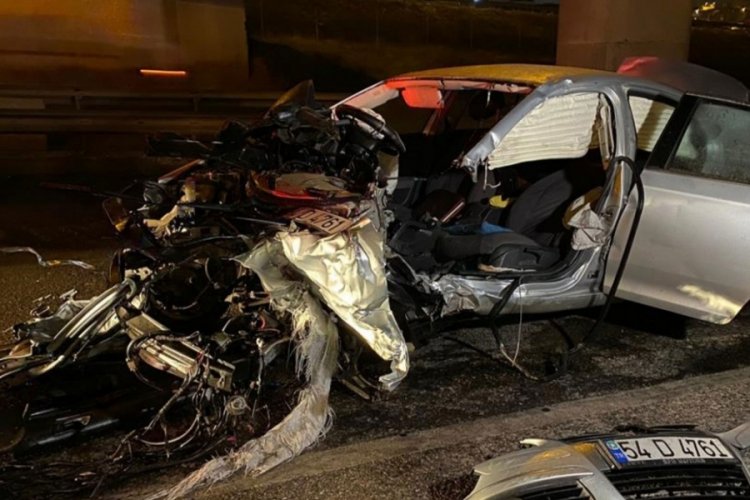 İstanbul'da bariyerlere &ccedil;arpan aracın motoru yola fırladı: 3 ağır yaralı