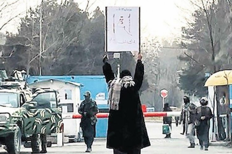 Afganistanlı &uuml;niversiteli kadınların d&uuml;nyaya &ccedil;ığlığı