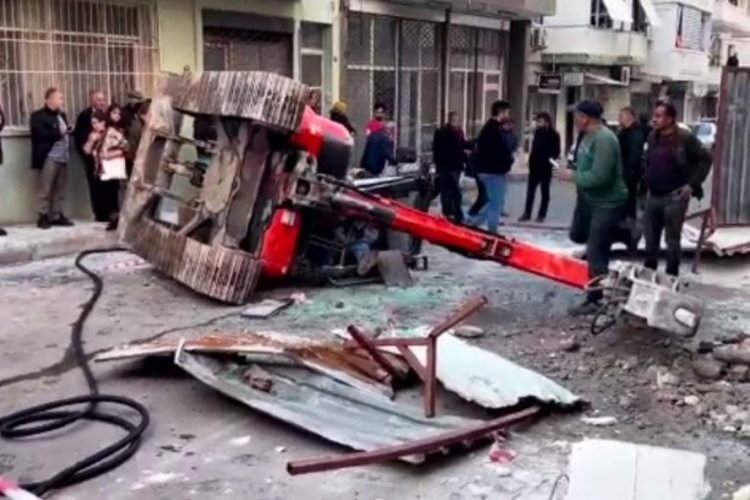 İzmir'de faciadan d&ouml;n&uuml;ld&uuml;: Ekskavat&ouml;r 3'&uuml;nc&uuml; kattan d&uuml;şt&uuml;