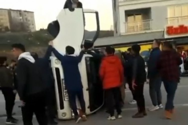 Bursa'da yan yatan kamyonetin s&uuml;r&uuml;c&uuml;s&uuml;n&uuml; vatandaşlar kurtardı