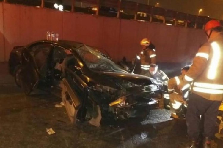 Makas atan otomobilin &ccedil;arptığı ara&ccedil; yan yola u&ccedil;tu!
