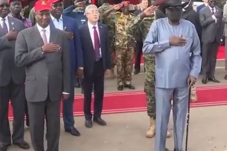 G&uuml;ney Sudan'da Devlet Başkanının altını ıslattığı g&ouml;r&uuml;nt&uuml;y&uuml; yayınlayan 6 gazeteciye g&ouml;zaltı!
